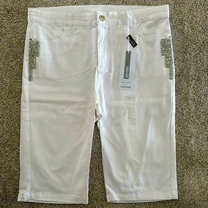 Woman’s White Bermuda Shorts